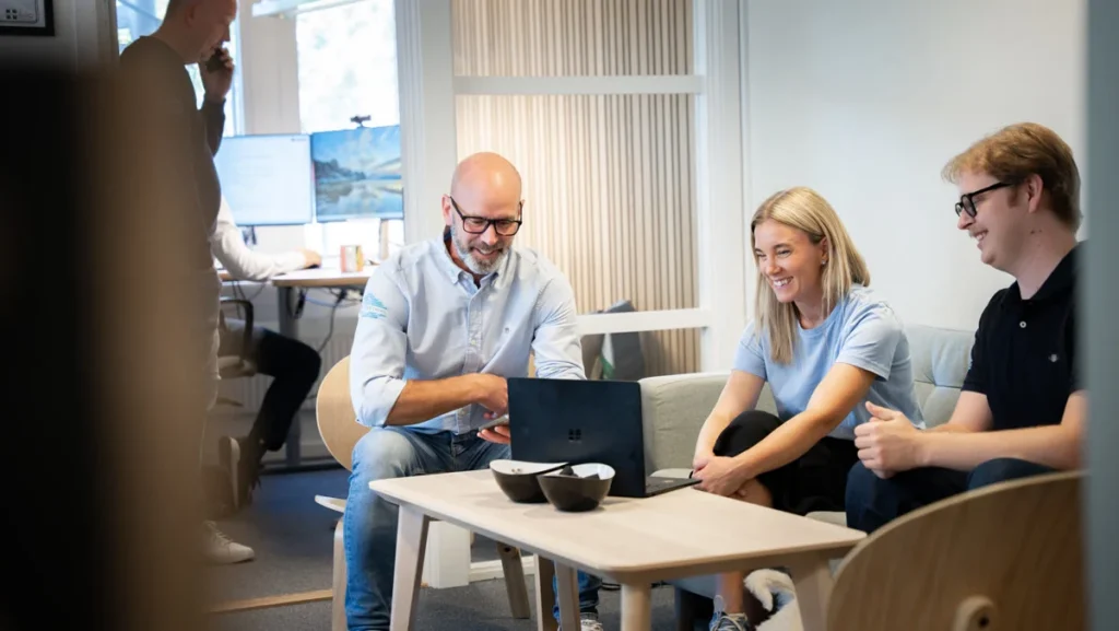 Två kollegor på GoProfessional samarbetar vid en laptop
