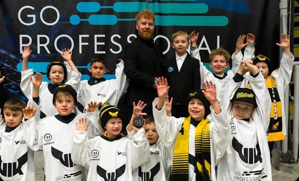 Ungdomsspelare i Västerås IK Hockey framför GoProfessionals skylt