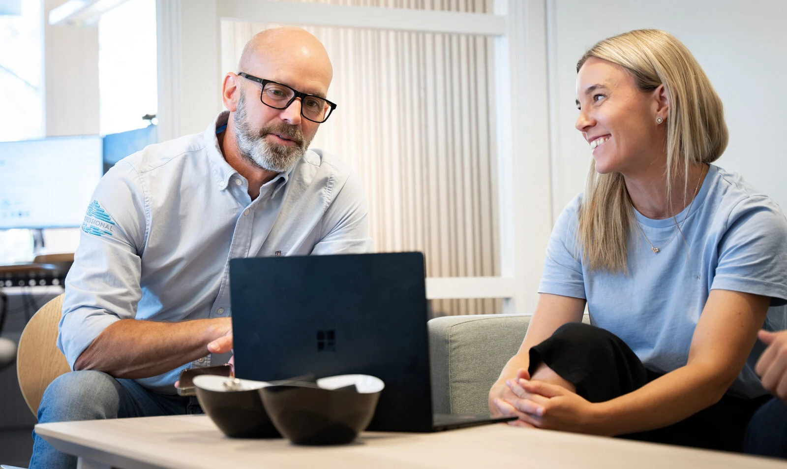 Medarbetare på GoProfessional samtalar i soffan